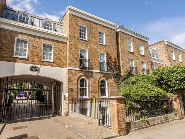 Flat for sale in Old Ford, Greater London