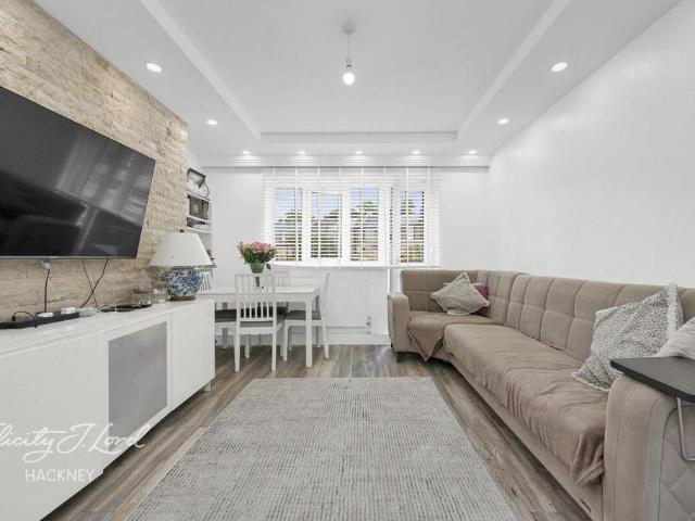 Flat for sale in South Hackney, Greater London