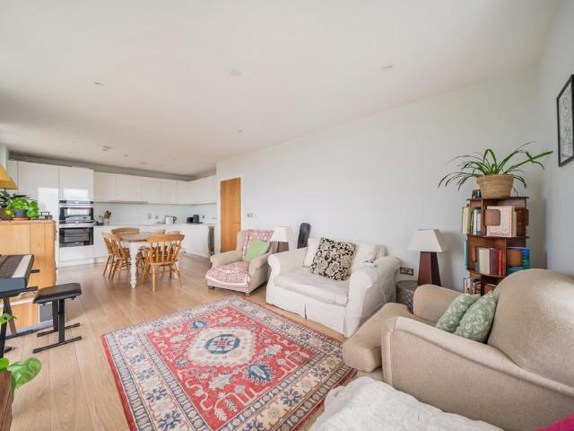 Flat for sale in Stockwell Park, Greater London