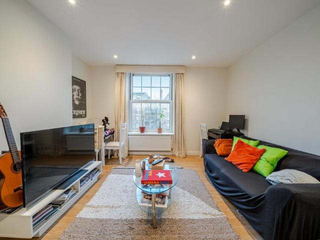 Flat for sale in Clapham, Greater London