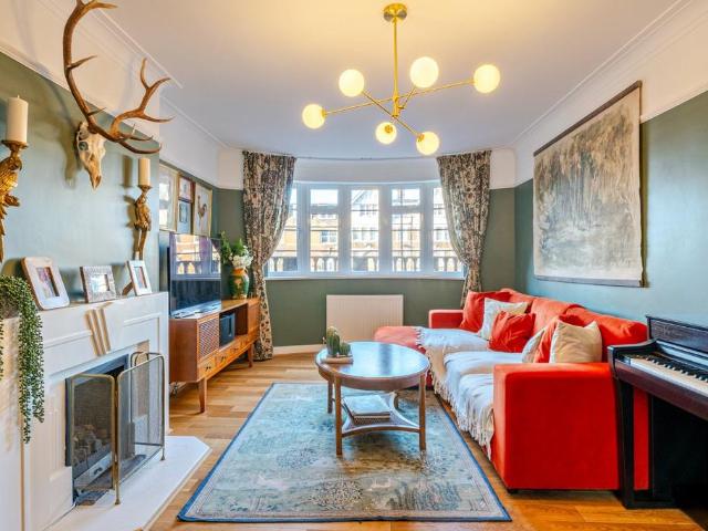 Flat for sale in Streatham, Greater London