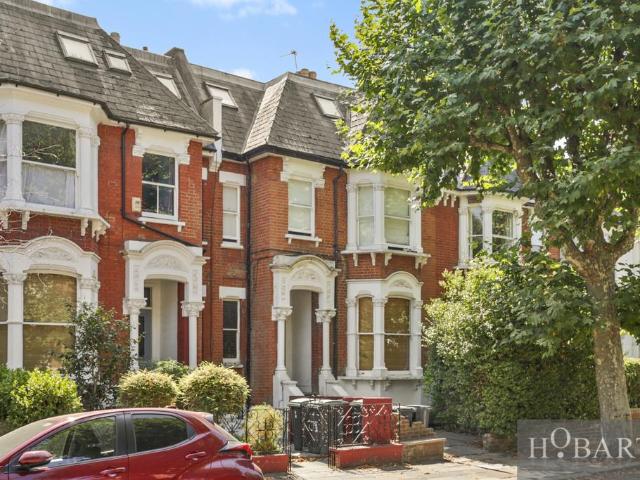 Flat for sale in Stroud Green, Greater London