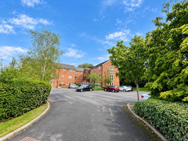 Flat for sale in Woodley, Stockport