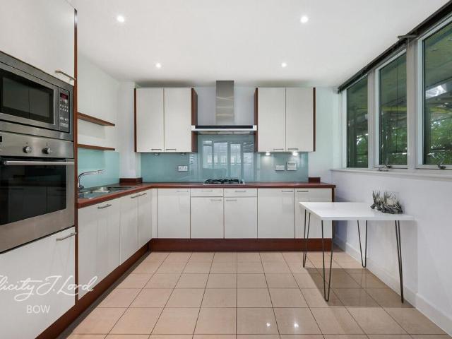 Flat for sale in Custom House, Greater London