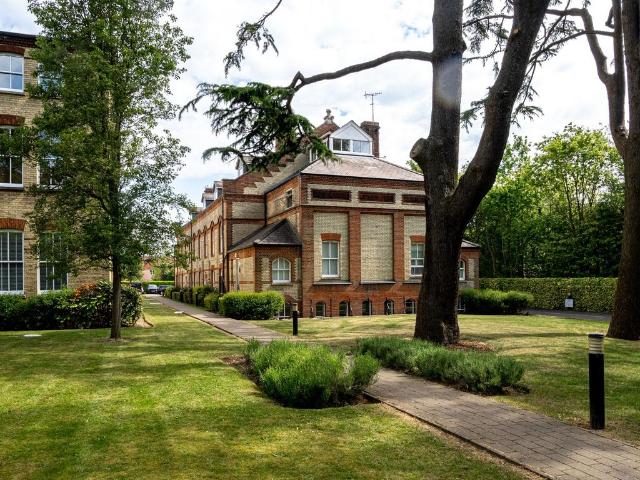 Flat for sale in Batchworth, Hertfordshire