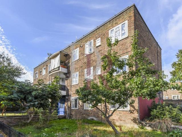 Flat for sale in Shacklewell, Greater London