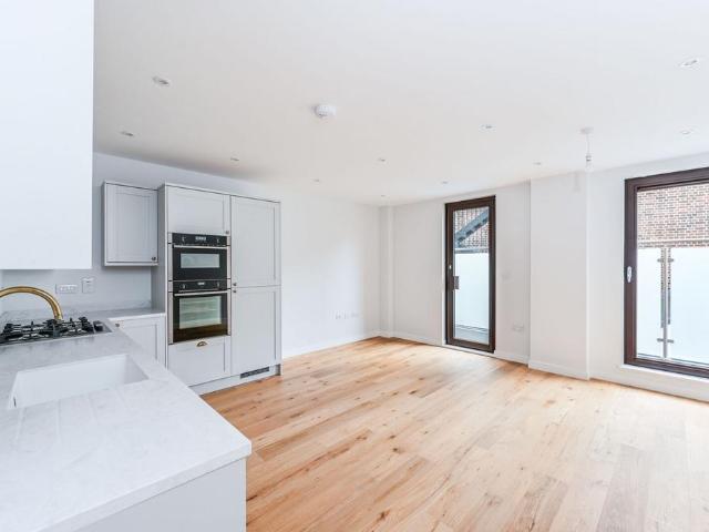 Flat for sale in Battersea, Greater London