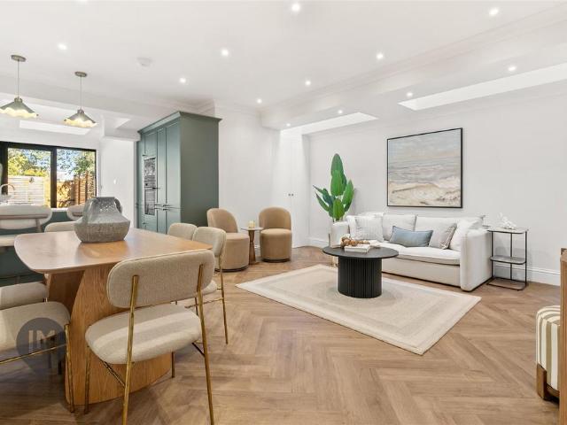 Flat for sale in London Borough of Wandsworth, Greater London