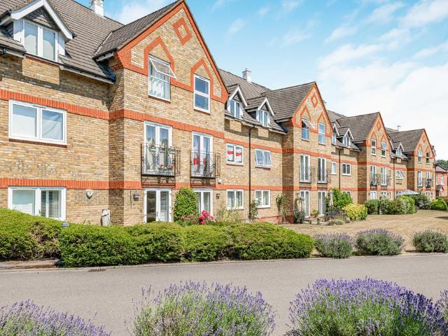 Flat for sale in Ashlyns Estate, Pouchen End