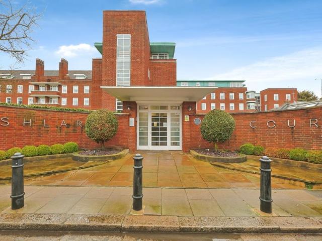 Flat for sale in London Borough of Hammersmith and Fulham, Greater London