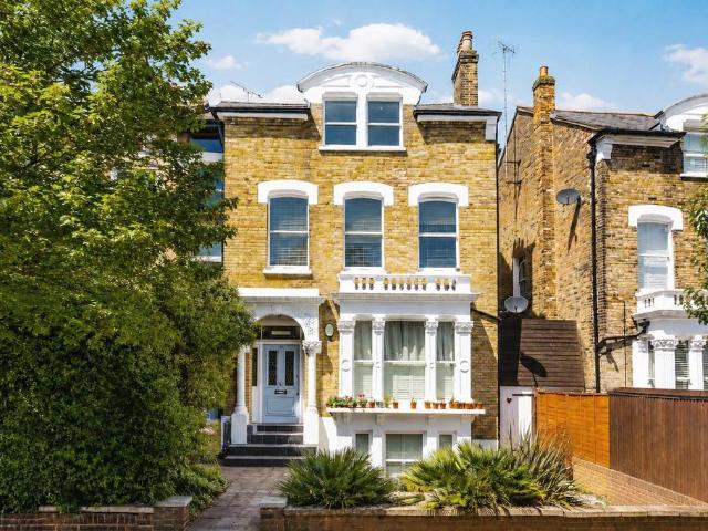 Flat for sale in Stoke Newington, Greater London