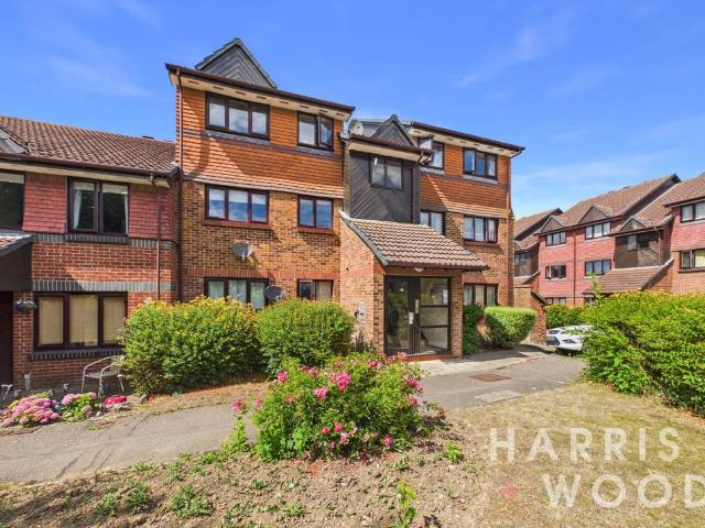 Flat for sale in Chipping Hill, Essex