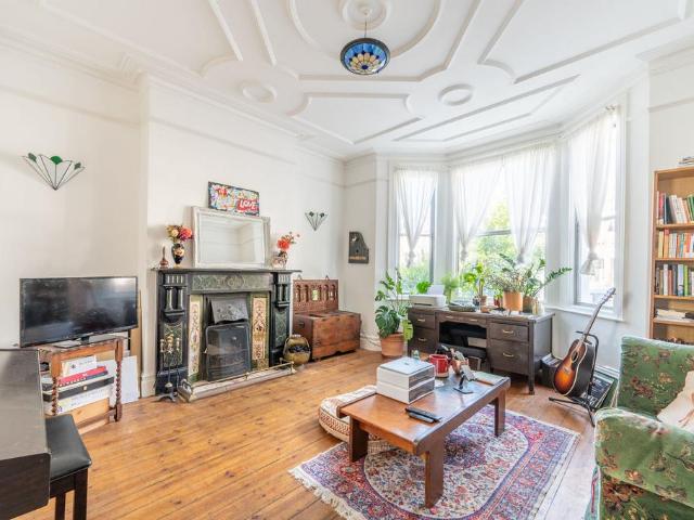 Flat for sale in Harlesden, Greater London