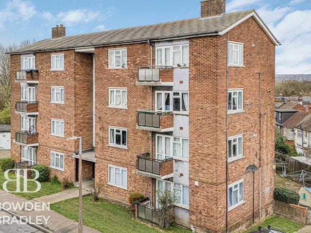 Flat for sale in Chigwell, Epping