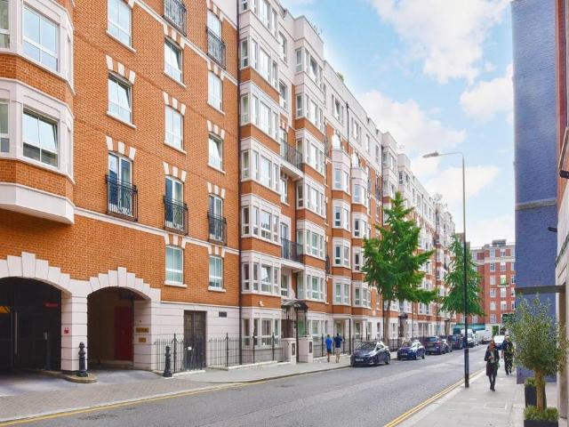 Flat for sale in Kensington, Greater London