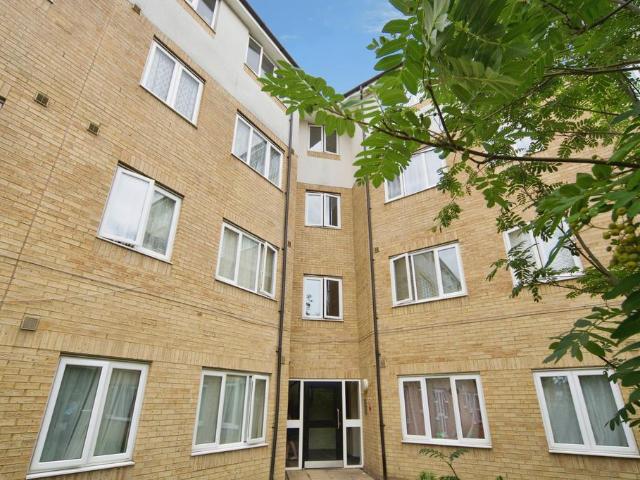 Flat for sale in Ponders End, Greater London