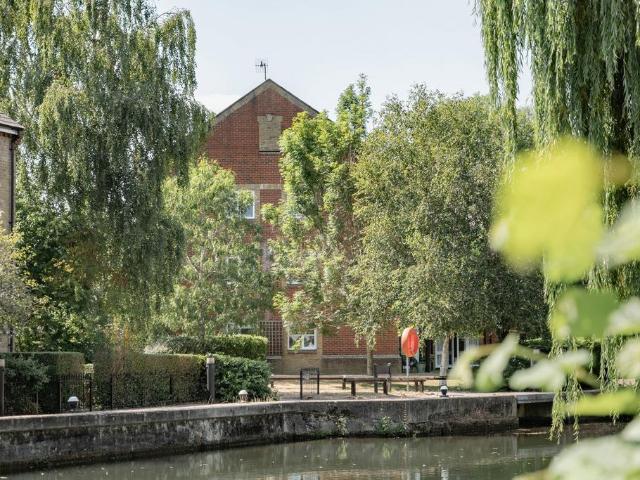Flat for sale in Ashlyns Estate, Pouchen End