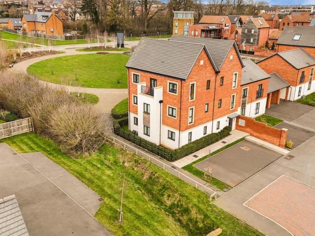 Flat for sale in Upton