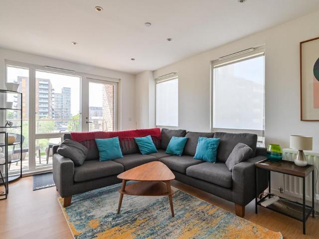 Flat for sale in Poplar Grove, Greater London