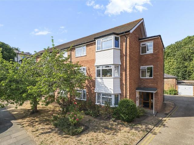 Flat for sale in Surbiton, Greater London