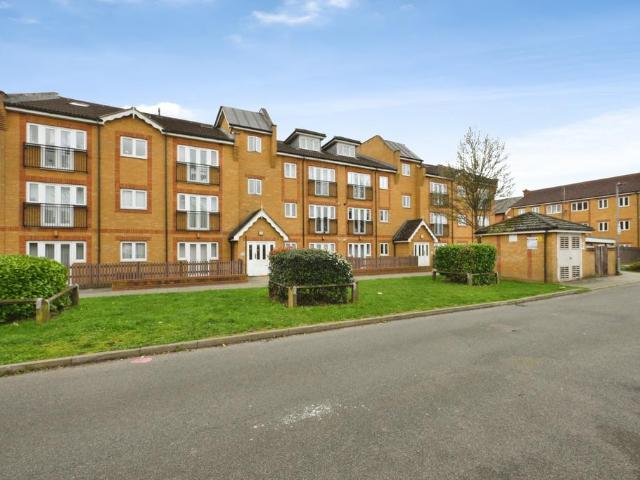 Flat for sale in Broxbourne, Hertfordshire
