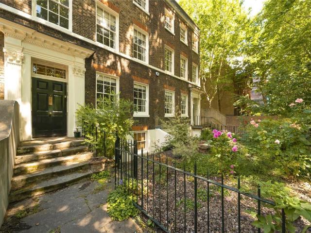 Flat for sale in Stepney, Greater London