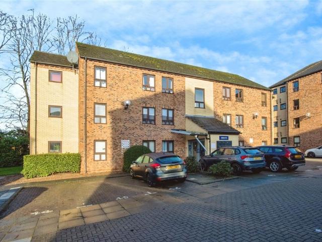 Flat for sale in Belle Isle, West Yorkshire