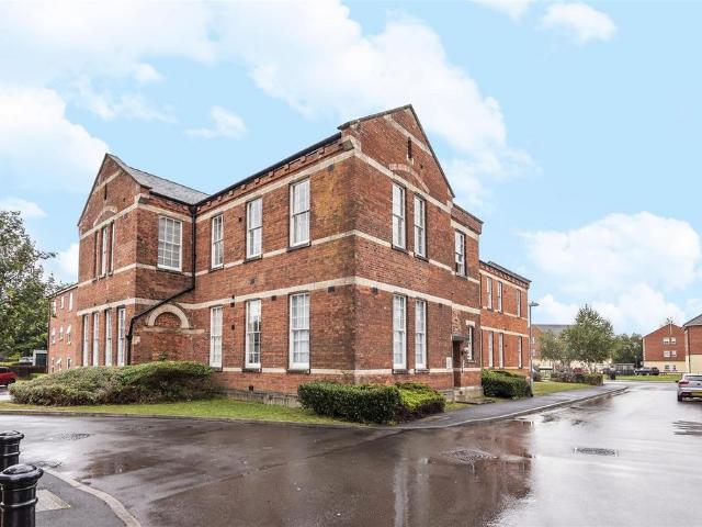 Flat for sale in Roundway, Devizes