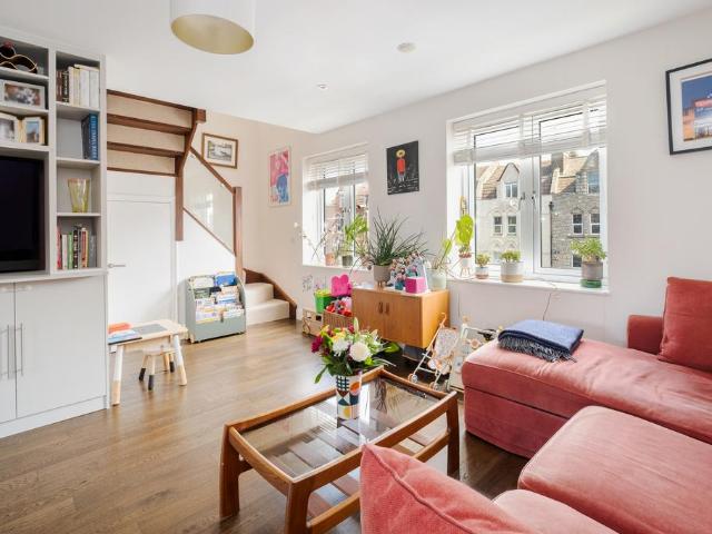 Flat for sale in Stroud Green, Greater London