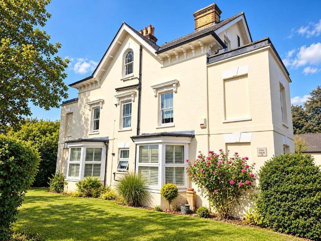 Flat for sale in Nutfield, Tandridge