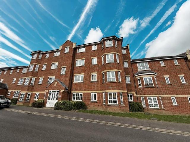 Flat for sale in Dunstable, Bedfordshire