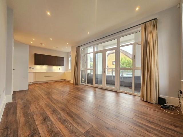 Flat for sale in London Borough of Croydon, Purley