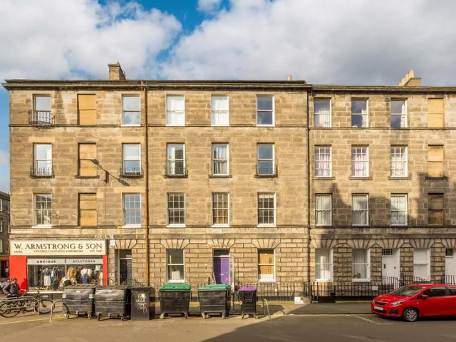 Flat for sale in Southside, Scotland