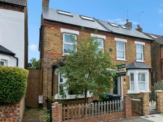 Flat for sale in London Borough of Ealing, Greater London