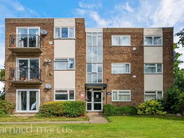Flat for sale in London Borough of Hounslow, Greater London