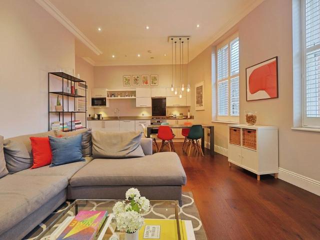 Flat for sale in Clapham Junction, Greater London