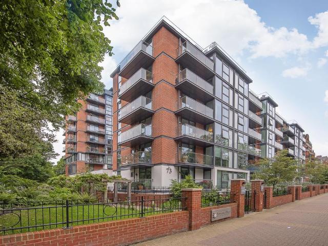 Flat for sale in Battersea, Greater London