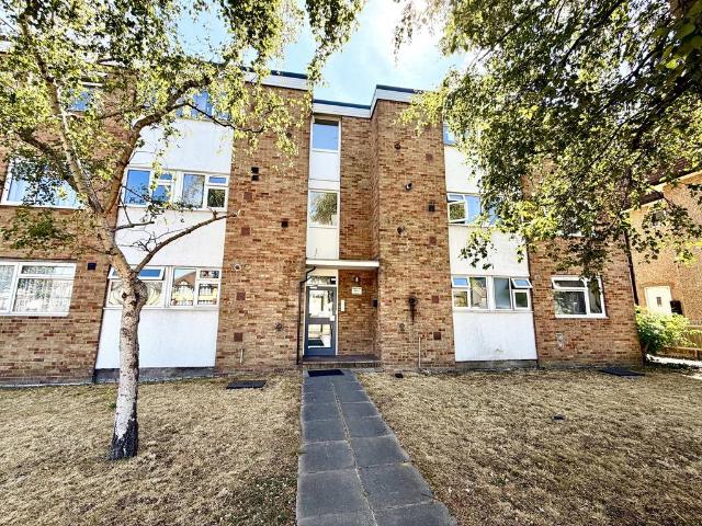 Flat for sale in Tolworth, Greater London