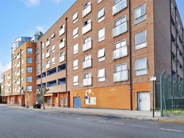 Flat for sale in Ratcliffe, Stepney