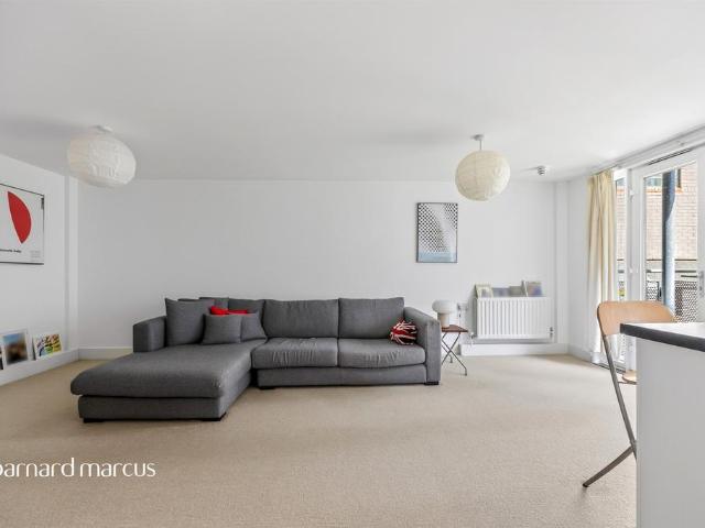 Flat for sale in London Borough of Croydon, Waddon