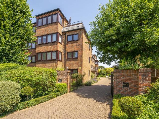 Flat for sale in London Borough of Merton, Raynes Park