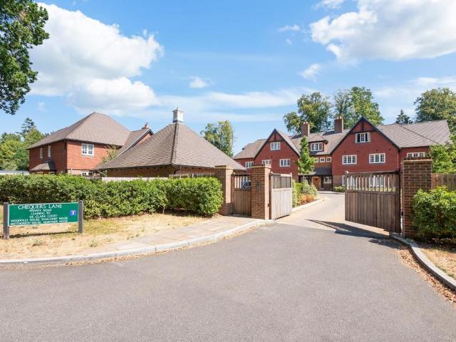 Flat for sale in Walton On The Hill, Reigate and Banstead