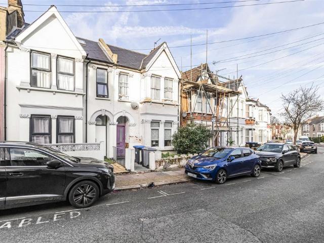 Flat for sale in Harlesden, Greater London
