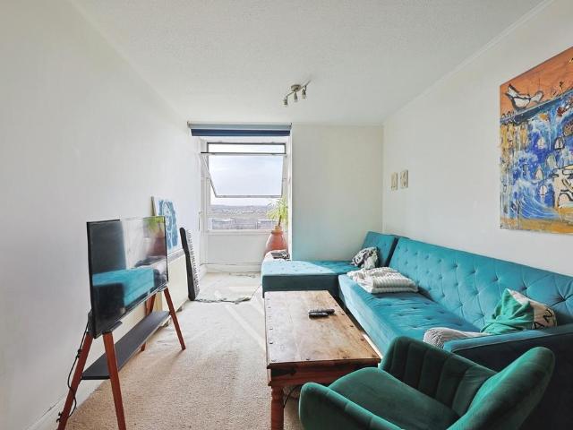Flat for sale in Clapham Junction, Greater London