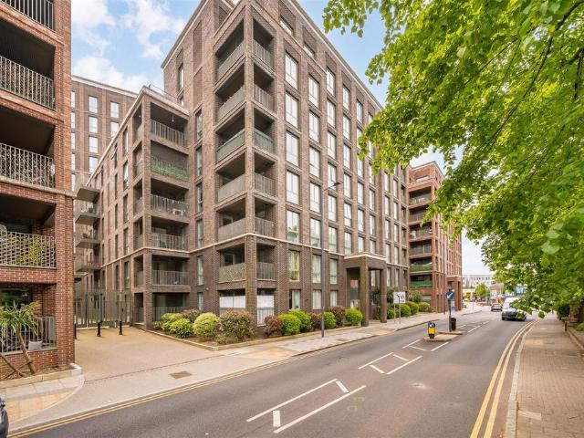 Flat for sale in Kenton, Greater London