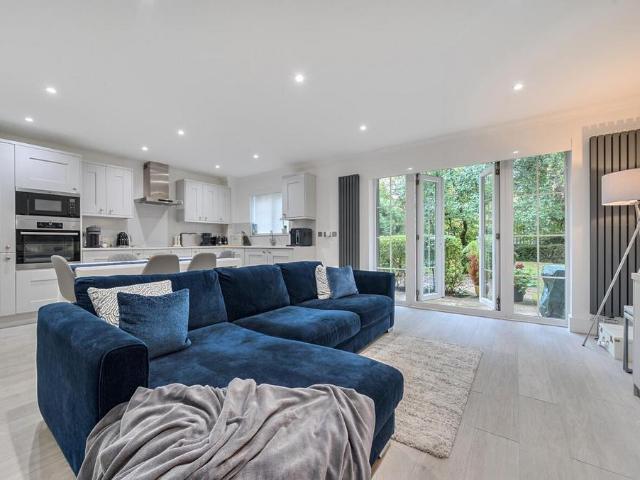 Flat for sale in West Finchley, Greater London
