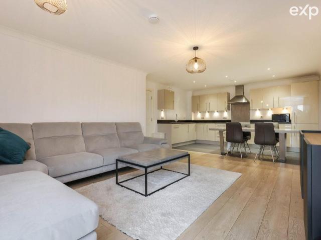 Flat for sale in Emscote, Green Close
