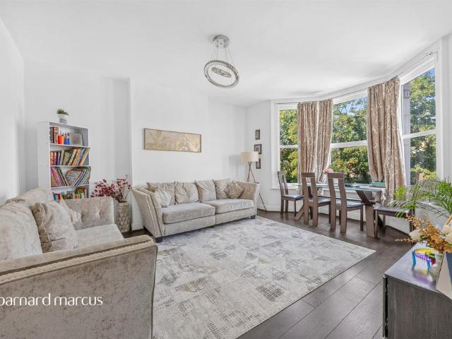 Flat for sale in London Borough of Croydon, Waddon