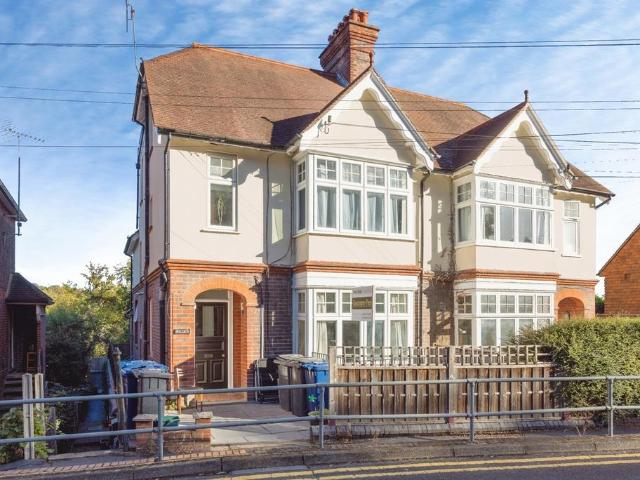Flat for sale in Holloway Hill, Waverley