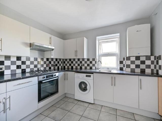 Flat for sale in Chertsey Court & Watney, Greater London